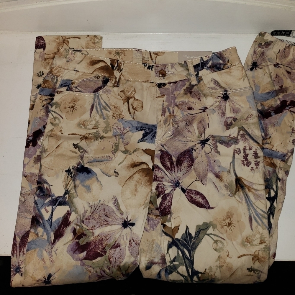 NWT Chico's Floral Jeggings